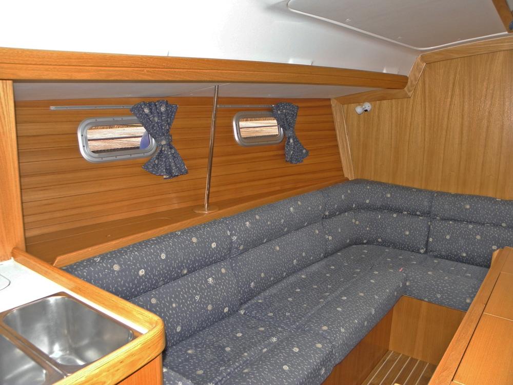 Saloon, Accommodation